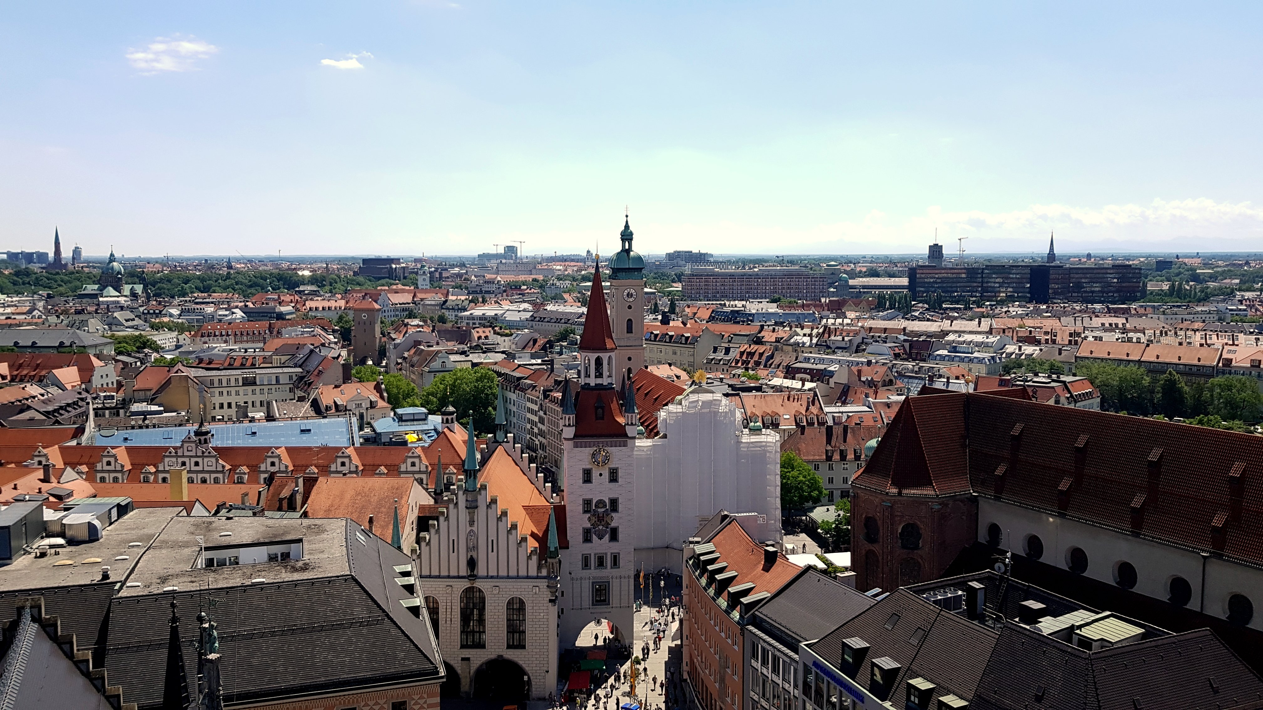 Blick von oben auf eine Altstadt, im Zentrum des Bildes sieht man den Turm des Alten Rathauses.