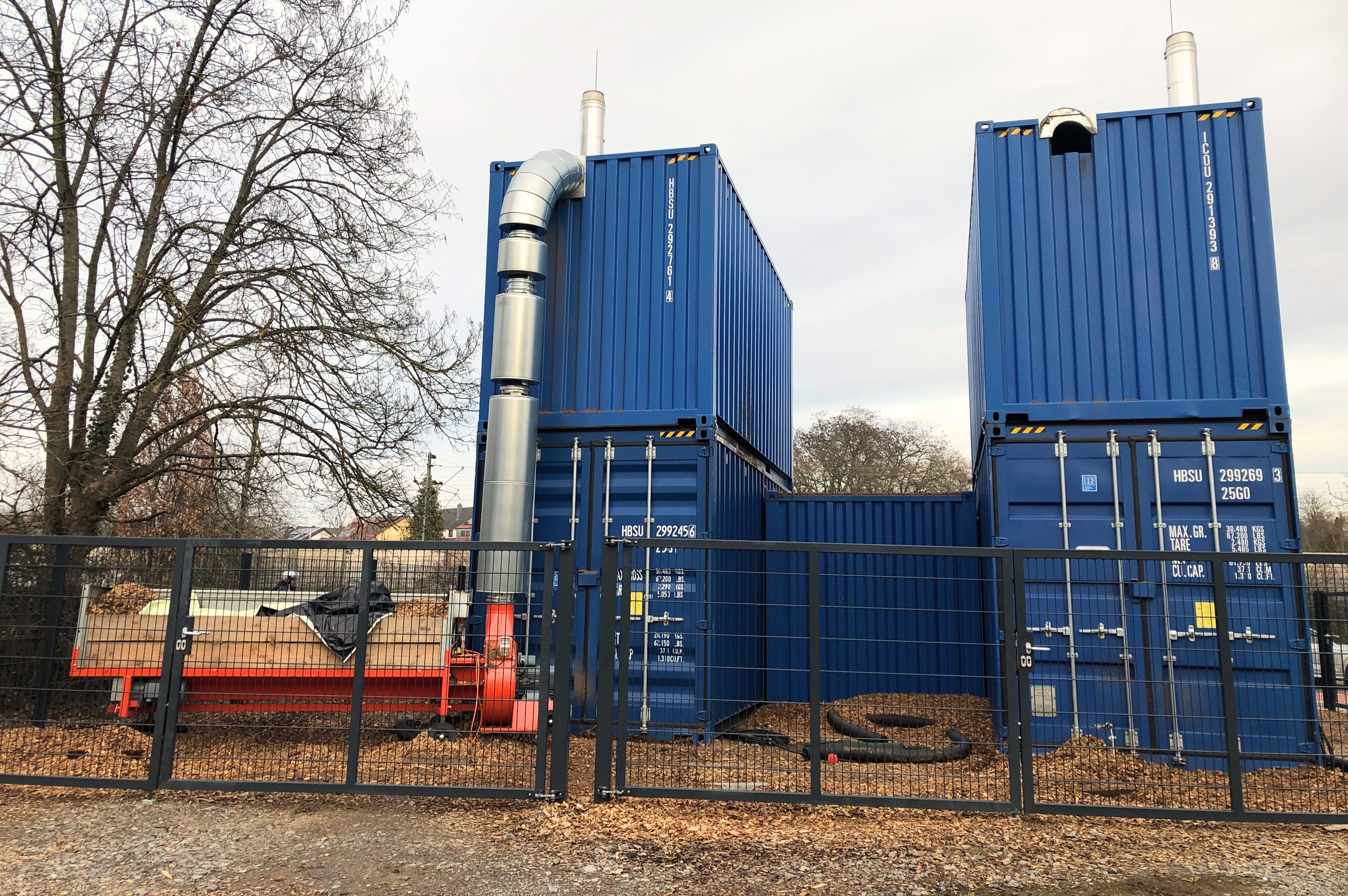 Eine mobile Holzhackschnitzelanlage, bestehend aus fünf Containern.