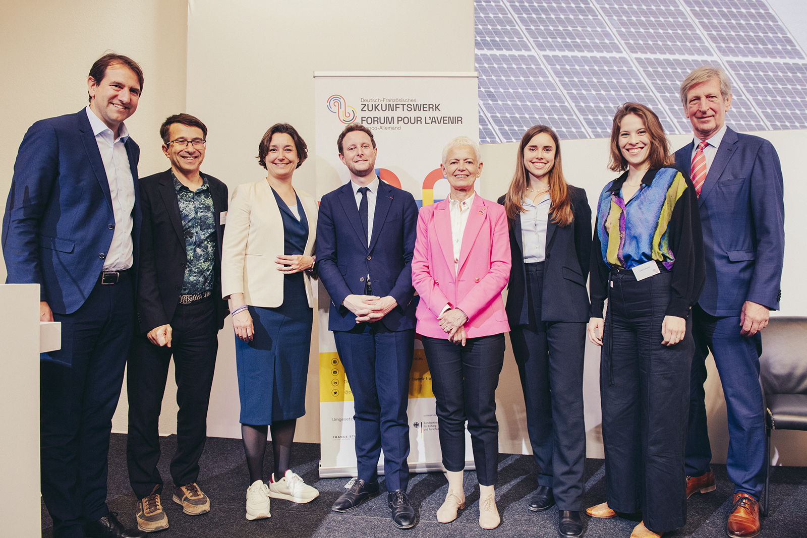 8 Personen posieren für ein Foto