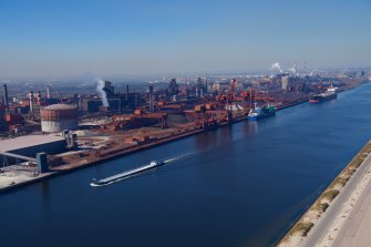 Luftaufnahme des Hafens im Industriestandort Dünkirchen