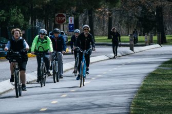 Radfahrer*innen auf einem zweispurigen Fahrradweg