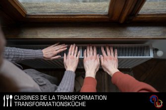 L'image montre les mains de trois personnes posées sur un radiateur sous une fenêtre en bois. Les mains sont placées côte à côte et semblent chercher de la chaleur.
