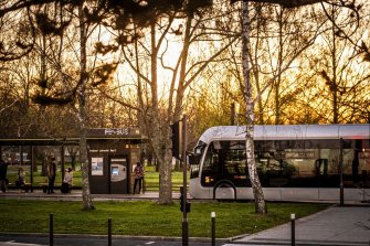ÖPNV und Tram-Haltestelle in Pau, Frankreich