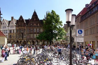Viele Fahrräder auf dem Lambertikirchplatz in Münster.