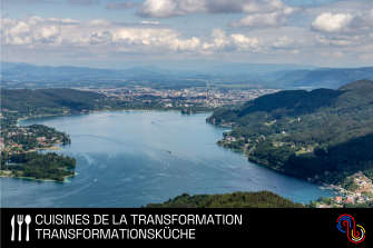 Eine Luftaufnahme zeigt die Stadt Klagenfurt am Wörthersee in Österreich
