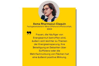 Eine Frau spricht ins Mikro. Zitat: Frauen, die häufiger von Energiearmut betroffen sind, äußern sich leichter zu Themen der Energieeinsparung. Ihre Beteiligung an Debatten über Suffizienz oder die Mehrfachnutzung von Flächen hat eine äußerst positive Wirkung.