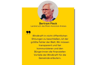 Mann mit weißen kurzen Haaren und Brille spricht in ein Mikro. Zitat: Windkraft in nicht-öffentlichen Sitzungen zu beschließen, ist der größte Fehler der Welt. Wir müssen transparent und fair kommunizieren und den Bürger:innen die finanziellen Vorteile der Windkraft für die Gemeinde erläutern.