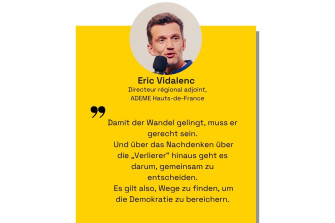 Ein Mann spricht ins Mikro. Zitat: Damit der Wandel gelingt, muss er gerecht sein.  Und über das Nachdenken über die „Verlierer“ hinaus geht es darum, gemeinsam zu entscheiden. Es gilt also, Wege zu finden, um die Demokratie zu bereichern.