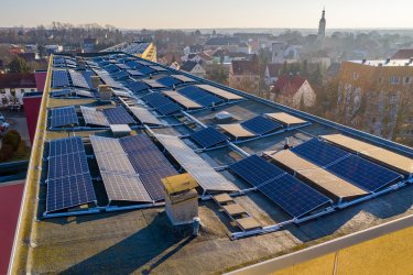 Foto von photovoltaikpaneelen auf einem dach