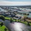 Im Vordergrund sind die auf einer Rheininsel gelegenen Badischen Stahlwerke zu sehen. Hinter den Stahlwerken fließt die Kinzig, davor erstrecken sich die Becken des Kehler Rheinhafens. Jenseits der Bildmitte fließt der Rhein. Auf der Straßburger Rheinseite ist der dortige Rheinhafen zu erkennen; dahinter das Stadtgebiet mit der hoch aufragenden Spitze des Münsters.