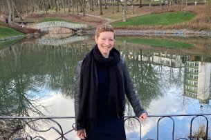 Porträt von Katinka Bätzing in einem Park