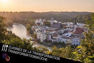 Foto von Wasserburg am Inn, zu sehen von oben und aus der Entfernung, am Rande des Flusses Inn