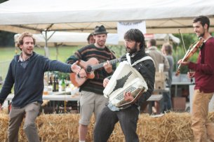 Musiker spielen auf einem Markt.