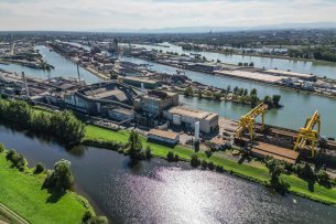 Im Vordergrund sind die auf einer Rheininsel gelegenen Badischen Stahlwerke zu sehen. Hinter den Stahlwerken fließt die Kinzig, davor erstrecken sich die Becken des Kehler Rheinhafens. Jenseits der Bildmitte fließt der Rhein. Auf der Straßburger Rheinseite ist der dortige Rheinhafen zu erkennen; dahinter das Stadtgebiet mit der hoch aufragenden Spitze des Münsters.