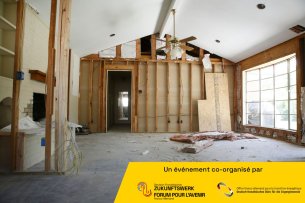 Man sieht das Innere einer Wohnung, die saniert wird. Die Wand ist offen und scheint gedämmt zu werden. Auf der rechten Seite sieht man ein Fenster.