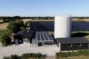 Großwärmepumpe und Solarthermieanlage des Fernheizwerks decken ca. 93 % des Wärmeverbrauchs der Kunden in der Kommune Ørum. (Quelle: Aalsborg CSP) 