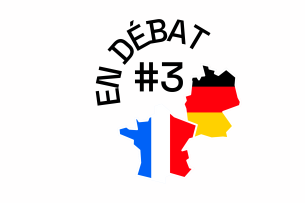 Das Bild zeigt ein Logo mit dem Text "EN DÉBAT #3". Oberhalb des Textes steht "EN DÉBAT" in einem Bogen. Darunter befindet sich die Zahl "#3". Auf der linken Seite des Bildes ist die Karte von Frankreich in den Farben der französischen Flagge (blau, weiß, rot) abgebildet. Rechts daneben ist die Karte von Deutschland in den Farben der deutschen Flagge (schwarz, rot, gold) zu sehen.