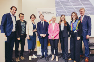 8 Personen posieren für ein Foto
